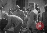 Standbild Philippe Petain Weinproben während Ersten Weltkrieg Frankreich, 1917, aus Sekunde 35 historischem Filmmaterial Videoclip 65675054357