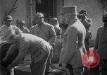 Standbild Philippe Petain Weinproben während Ersten Weltkrieg Frankreich, 1917, aus Sekunde 36 historischem Filmmaterial Videoclip 65675054357