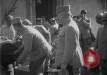 Standbild Philippe Petain Weinproben während Ersten Weltkrieg Frankreich, 1917, aus Sekunde 37 historischem Filmmaterial Videoclip 65675054357