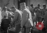 Standbild Philippe Petain Weinproben während Ersten Weltkrieg Frankreich, 1917, aus Sekunde 38 historischem Filmmaterial Videoclip 65675054357