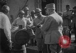 Standbild Philippe Petain Weinproben während Ersten Weltkrieg Frankreich, 1917, aus Sekunde 42 historischem Filmmaterial Videoclip 65675054357