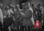 Standbild Philippe Petain Weinproben während Ersten Weltkrieg Frankreich, 1917, aus Sekunde 43 historischem Filmmaterial Videoclip 65675054357