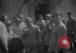 Standbild Philippe Petain Weinproben während Ersten Weltkrieg Frankreich, 1917, aus Sekunde 44 historischem Filmmaterial Videoclip 65675054357