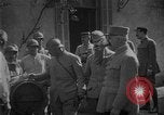 Standbild Philippe Petain Weinproben während Ersten Weltkrieg Frankreich, 1917, aus Sekunde 45 historischem Filmmaterial Videoclip 65675054357