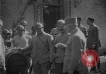 Standbild Philippe Petain Weinproben während Ersten Weltkrieg Frankreich, 1917, aus Sekunde 46 historischem Filmmaterial Videoclip 65675054357