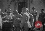 Standbild Philippe Petain Weinproben während Ersten Weltkrieg Frankreich, 1917, aus Sekunde 47 historischem Filmmaterial Videoclip 65675054357