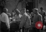 Standbild Philippe Petain Weinproben während Ersten Weltkrieg Frankreich, 1917, aus Sekunde 49 historischem Filmmaterial Videoclip 65675054357