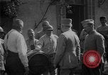 Standbild Philippe Petain Weinproben während Ersten Weltkrieg Frankreich, 1917, aus Sekunde 50 historischem Filmmaterial Videoclip 65675054357