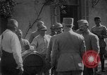 Standbild Philippe Petain Weinproben während Ersten Weltkrieg Frankreich, 1917, aus Sekunde 51 historischem Filmmaterial Videoclip 65675054357