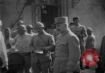 Standbild Philippe Petain Weinproben während Ersten Weltkrieg Frankreich, 1917, aus Sekunde 53 historischem Filmmaterial Videoclip 65675054357