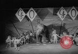 Image éléphant dansant Sparks Nevada USA, 1966, de la seconde 60 séquences d'archives historiques vidéo 65675054391