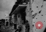 Standbild Stadt Dong Xoai ernsthaft in Angriff durch die Viet Cong beschädigt Dong Xoai Vietnam, 1965, aus Sekunde 28 historischem Filmmaterial Videoclip 65675054392