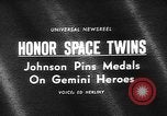 Standbild Präsident Johnson Auszeichnungen NASA Gemini IV Crew Washington DC USA, 1965, aus Sekunde 1 historischem Filmmaterial Videoclip 65675054393