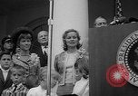 Standbild Präsident Johnson Auszeichnungen NASA Gemini IV Crew Washington DC USA, 1965, aus Sekunde 13 historischem Filmmaterial Videoclip 65675054393