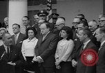 Standbild Präsident Johnson Auszeichnungen NASA Gemini IV Crew Washington DC USA, 1965, aus Sekunde 14 historischem Filmmaterial Videoclip 65675054393