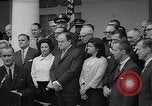 Standbild Präsident Johnson Auszeichnungen NASA Gemini IV Crew Washington DC USA, 1965, aus Sekunde 15 historischem Filmmaterial Videoclip 65675054393