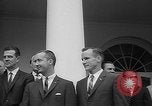 Standbild Präsident Johnson Auszeichnungen NASA Gemini IV Crew Washington DC USA, 1965, aus Sekunde 17 historischem Filmmaterial Videoclip 65675054393