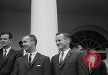 Standbild Präsident Johnson Auszeichnungen NASA Gemini IV Crew Washington DC USA, 1965, aus Sekunde 18 historischem Filmmaterial Videoclip 65675054393