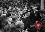 Standbild Präsident Johnson Auszeichnungen NASA Gemini IV Crew Washington DC USA, 1965, aus Sekunde 19 historischem Filmmaterial Videoclip 65675054393