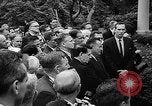 Standbild Präsident Johnson Auszeichnungen NASA Gemini IV Crew Washington DC USA, 1965, aus Sekunde 20 historischem Filmmaterial Videoclip 65675054393