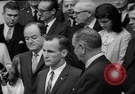 Standbild Präsident Johnson Auszeichnungen NASA Gemini IV Crew Washington DC USA, 1965, aus Sekunde 21 historischem Filmmaterial Videoclip 65675054393
