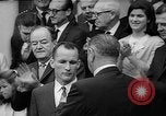Standbild Präsident Johnson Auszeichnungen NASA Gemini IV Crew Washington DC USA, 1965, aus Sekunde 24 historischem Filmmaterial Videoclip 65675054393