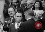 Standbild Präsident Johnson Auszeichnungen NASA Gemini IV Crew Washington DC USA, 1965, aus Sekunde 25 historischem Filmmaterial Videoclip 65675054393