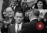 Standbild Präsident Johnson Auszeichnungen NASA Gemini IV Crew Washington DC USA, 1965, aus Sekunde 27 historischem Filmmaterial Videoclip 65675054393