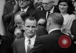 Standbild Präsident Johnson Auszeichnungen NASA Gemini IV Crew Washington DC USA, 1965, aus Sekunde 29 historischem Filmmaterial Videoclip 65675054393