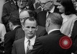 Standbild Präsident Johnson Auszeichnungen NASA Gemini IV Crew Washington DC USA, 1965, aus Sekunde 32 historischem Filmmaterial Videoclip 65675054393