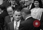 Standbild Präsident Johnson Auszeichnungen NASA Gemini IV Crew Washington DC USA, 1965, aus Sekunde 33 historischem Filmmaterial Videoclip 65675054393