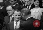 Standbild Präsident Johnson Auszeichnungen NASA Gemini IV Crew Washington DC USA, 1965, aus Sekunde 34 historischem Filmmaterial Videoclip 65675054393