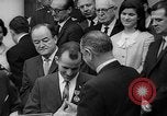 Standbild Präsident Johnson Auszeichnungen NASA Gemini IV Crew Washington DC USA, 1965, aus Sekunde 35 historischem Filmmaterial Videoclip 65675054393