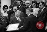 Standbild Präsident Johnson Auszeichnungen NASA Gemini IV Crew Washington DC USA, 1965, aus Sekunde 37 historischem Filmmaterial Videoclip 65675054393