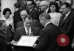 Standbild Präsident Johnson Auszeichnungen NASA Gemini IV Crew Washington DC USA, 1965, aus Sekunde 38 historischem Filmmaterial Videoclip 65675054393