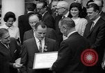 Standbild Präsident Johnson Auszeichnungen NASA Gemini IV Crew Washington DC USA, 1965, aus Sekunde 39 historischem Filmmaterial Videoclip 65675054393