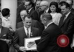 Standbild Präsident Johnson Auszeichnungen NASA Gemini IV Crew Washington DC USA, 1965, aus Sekunde 40 historischem Filmmaterial Videoclip 65675054393