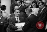 Standbild Präsident Johnson Auszeichnungen NASA Gemini IV Crew Washington DC USA, 1965, aus Sekunde 41 historischem Filmmaterial Videoclip 65675054393