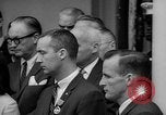 Standbild Präsident Johnson Auszeichnungen NASA Gemini IV Crew Washington DC USA, 1965, aus Sekunde 45 historischem Filmmaterial Videoclip 65675054393