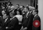 Standbild Präsident Johnson Auszeichnungen NASA Gemini IV Crew Washington DC USA, 1965, aus Sekunde 47 historischem Filmmaterial Videoclip 65675054393