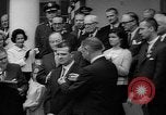 Standbild Präsident Johnson Auszeichnungen NASA Gemini IV Crew Washington DC USA, 1965, aus Sekunde 48 historischem Filmmaterial Videoclip 65675054393