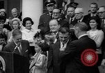 Standbild Präsident Johnson Auszeichnungen NASA Gemini IV Crew Washington DC USA, 1965, aus Sekunde 49 historischem Filmmaterial Videoclip 65675054393