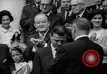 Standbild Präsident Johnson Auszeichnungen NASA Gemini IV Crew Washington DC USA, 1965, aus Sekunde 51 historischem Filmmaterial Videoclip 65675054393