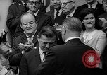Standbild Präsident Johnson Auszeichnungen NASA Gemini IV Crew Washington DC USA, 1965, aus Sekunde 52 historischem Filmmaterial Videoclip 65675054393