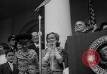 Standbild Präsident Johnson Auszeichnungen NASA Gemini IV Crew Washington DC USA, 1965, aus Sekunde 55 historischem Filmmaterial Videoclip 65675054393
