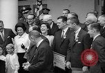 Standbild Präsident Johnson Auszeichnungen NASA Gemini IV Crew Washington DC USA, 1965, aus Sekunde 57 historischem Filmmaterial Videoclip 65675054393