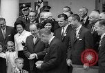 Standbild Präsident Johnson Auszeichnungen NASA Gemini IV Crew Washington DC USA, 1965, aus Sekunde 58 historischem Filmmaterial Videoclip 65675054393