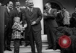 Standbild Präsident Johnson Auszeichnungen NASA Gemini IV Crew Washington DC USA, 1965, aus Sekunde 60 historischem Filmmaterial Videoclip 65675054393