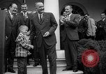 Standbild Präsident Johnson Auszeichnungen NASA Gemini IV Crew Washington DC USA, 1965, aus Sekunde 61 historischem Filmmaterial Videoclip 65675054393