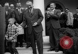 Standbild Präsident Johnson Auszeichnungen NASA Gemini IV Crew Washington DC USA, 1965, aus Sekunde 62 historischem Filmmaterial Videoclip 65675054393